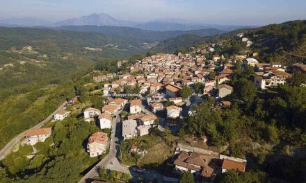 Nessuno tocchi don Antonio  a Sanseverino Lucano la comunita  unita al proprio parrocco