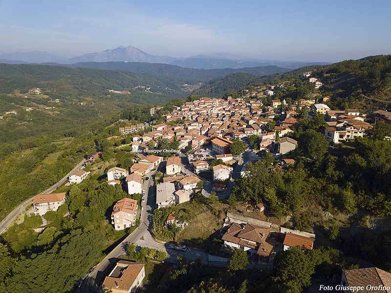 Nessuno tocchi don Antonio  a Sanseverino Lucano la comunita  unita al proprio parrocco