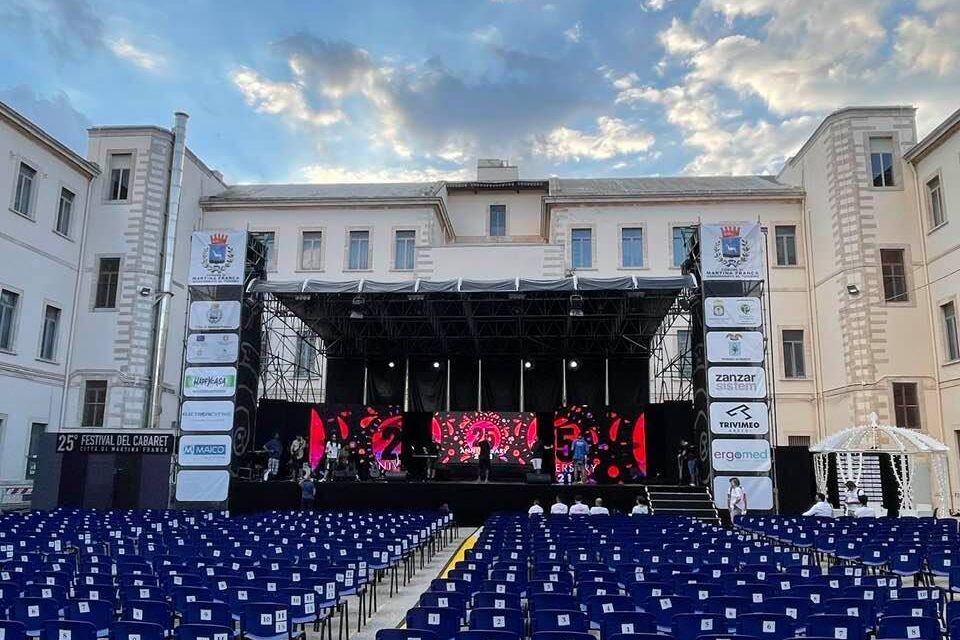 Festival del Cabaret  di Martina Franca  dal 23 al 25 agosto grandi comici e  conduzione tutta al femminile torna Debora Villa