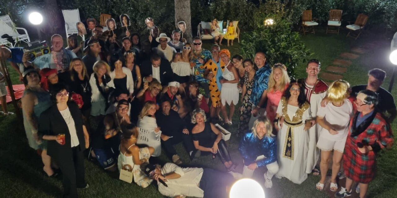 Hollywood Party: una notte di stelle e glamour a Borgo Pineto da Monica e Marcello