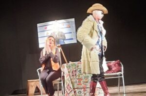 “C’erano un colombiano, un russo e un bipolare”: una risata intelligente al Piccolo Teatro di Bari