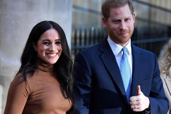 Harry e Meghan di nuovo in tour, pioggia di critiche: “Non sono più reali”