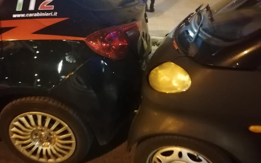Incidente stradale a Bari tra una Smart e l’auto dei Carabinieri