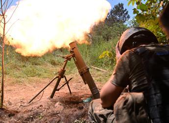 Ucraina attacca Kursk ma Russia avanza nel Donetsk, Zelensky ammette: “Situazione difficile a est”