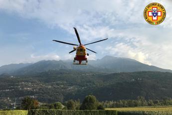 Esce per scattare foto notturne in montagna, si accascia su sentiero e muore