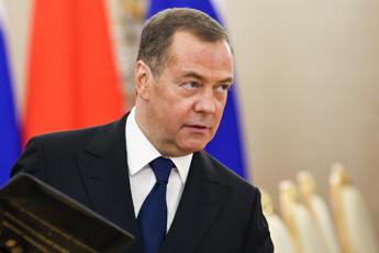 Ucraina, la spy story sui missili tedeschi. Medvedev: “Germania prepara attacco a Russia”