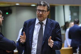 Giorgetti: “Accise? Probabile allineamento, giù per benzina e su per gasolio”