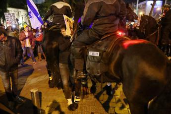 Israele, a Tel Aviv manifestazione contro governo Netanyahu: scontri e arresti