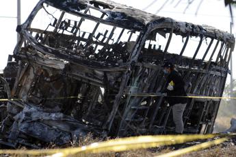 Messico, scontro frontale tra bus e camion: almeno 19 morti