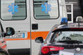 Omicidio a Salerno, uccide il padre a coltellate e chiama il fratello per avvisarlo