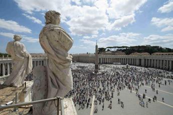 Prova a entrare armato di coltello in piazza San Pietro: bloccato dagli agenti