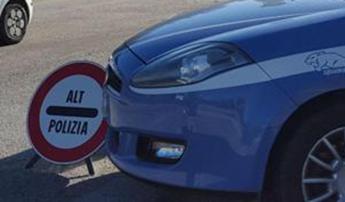 Roma, inseguimento sulla Colombo: feriti due agenti. Uomo in fuga investito da auto