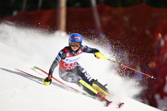 Shiffrin cade nella discesa di Cortina, portata via in elicottero