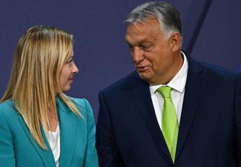 Ue, trattative nella notte a Bruxelles: pressing Meloni-Macron su Orban