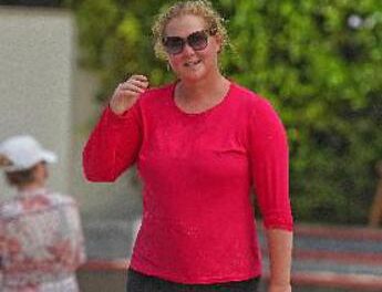 Amy Schumer, l’annuncio: “Ho la sindrome di Cushing”