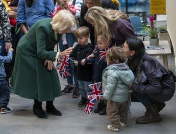 Camilla si carica il peso della corona mentre Carlo si riprende