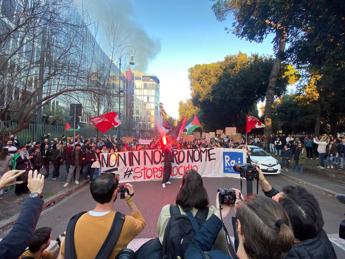 Corteo pro Palestina, studenti davanti sede Rai di Roma: “Siamo 5mila”