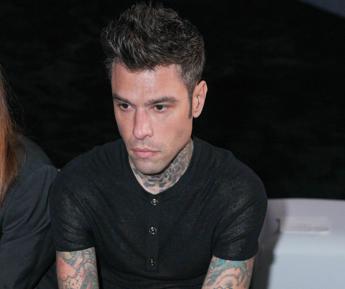 Fedez in prima fila dall’amica Donatella Versace: “Mi è molto vicina”