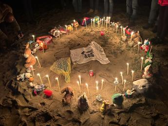 Naufragio Cutro, peluche e candele per ricordare vittime. Superstiti: “Faremo causa allo Stato”
