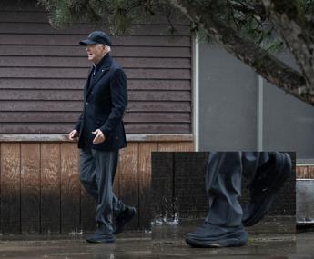 Biden e le ‘super scarpe’ per non cadere, le sneakers del presidente