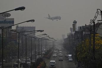 Bimba di Roma si sente male su aereo per Thailandia: “Deve essere operata”. Famiglia vuole riportarla in Italia