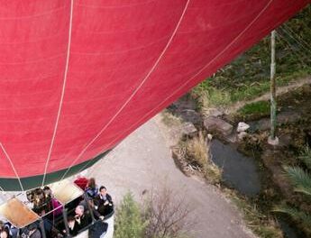 Cade durante un tour in mongolfiera e muore