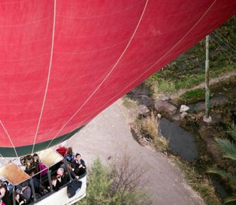 Cade durante un tour in mongolfiera e muore