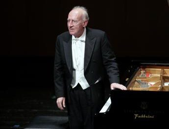 Maurizio Pollini, domani la camera ardente alla Scala