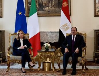 Meloni al Cairo, bilaterale con Al Sisi poi summit Ue-Egitto: “Gaza in cima a preoccupazioni”