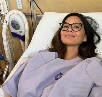 Olivia Munn e la malattia: “Operata 4 volte per cancro al seno”