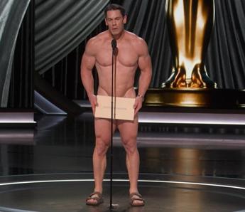 Oscar 2024, John Cena nudo sul palco