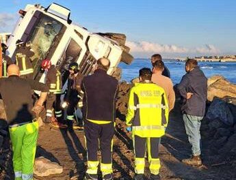 Ostia, camion si ribalta sulla scogliera: autista salvato