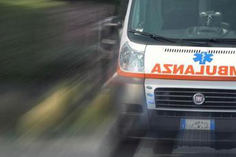 Roma, bimbo di 2 anni cade in laghetto artificiale ad Ardea: è grave