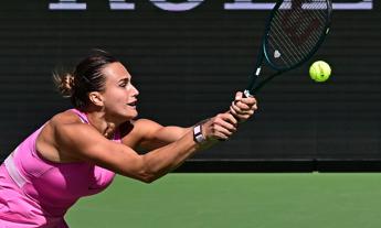 Sabalenka torna in campo dopo morte ex fidanzato e batte Badosa