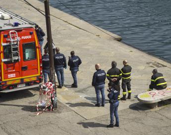 Torino, cade nel Po mentre scatta foto alla moglie e muore