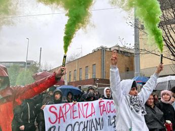 Università occupate, in rete 2 italiani su 3 contrari: la ricerca