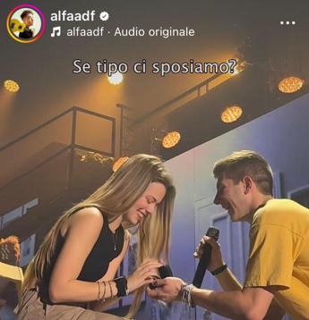 Alfa, proposta di matrimonio a sorpresa sul palco: l’emozione dei fan