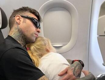 Fedez in volo per Miami: “Finalmente parto con i miei bimbi”