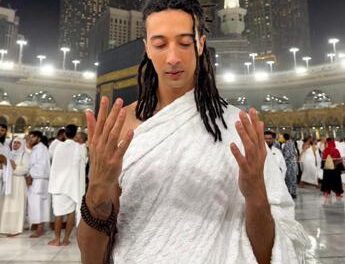 Ghali alla Mecca per il Ramadan, il rapper pellegrino nella foto sui social