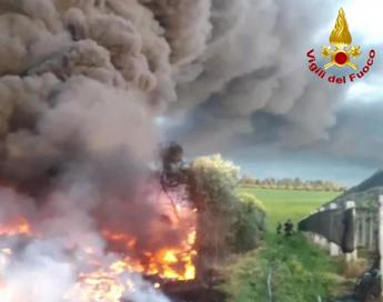 Roma, incendio in una discarica abusiva ad Ardea: “Tenere finestre chiuse”