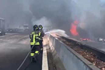 Auto in fiamme in autostrada, lunghe code e traffico in tilt