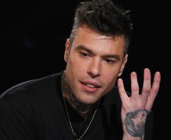 Fedez: “Sto bene, non sto morendo”