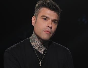 Fedez non parteciperà alla prima puntata dello show di Cattelan: “Motivi di salute”