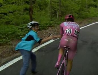 Giro d’Italia, Pogacar e la borraccia al bambino – Video