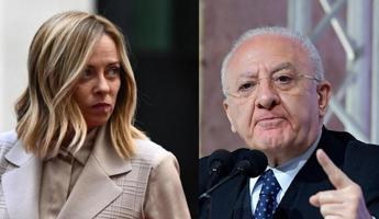 Meloni contro De Luca: “Deride Don Patriciello, segnale spaventoso”