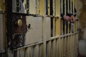 Rivolta in carcere a Benevento: “Agenti feriti e altri in ostaggio, detenuti armati”