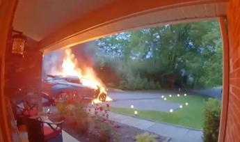 Suv prende fuoco spontaneamente sul vialetto di casa, famiglia salva per miracolo – Video