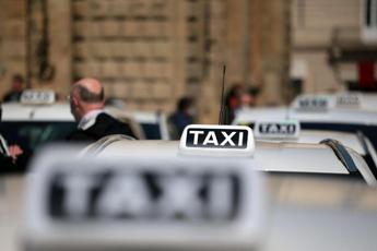 Dimentica pc su taxi a Roma, tassista chiede il riscatto