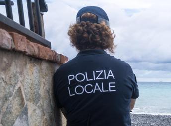 Donna muore sbattuta da onde sugli scogli a Ladispoli: salva l’amica