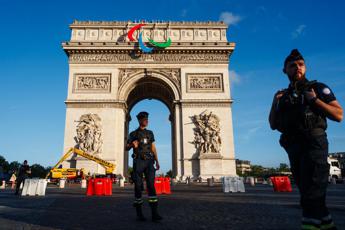 Elezioni Francia, si teme notte ad alta tensione: droni sorvegliano Parigi